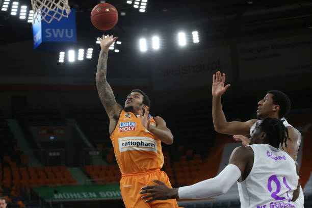 不成比例的 不成比例的